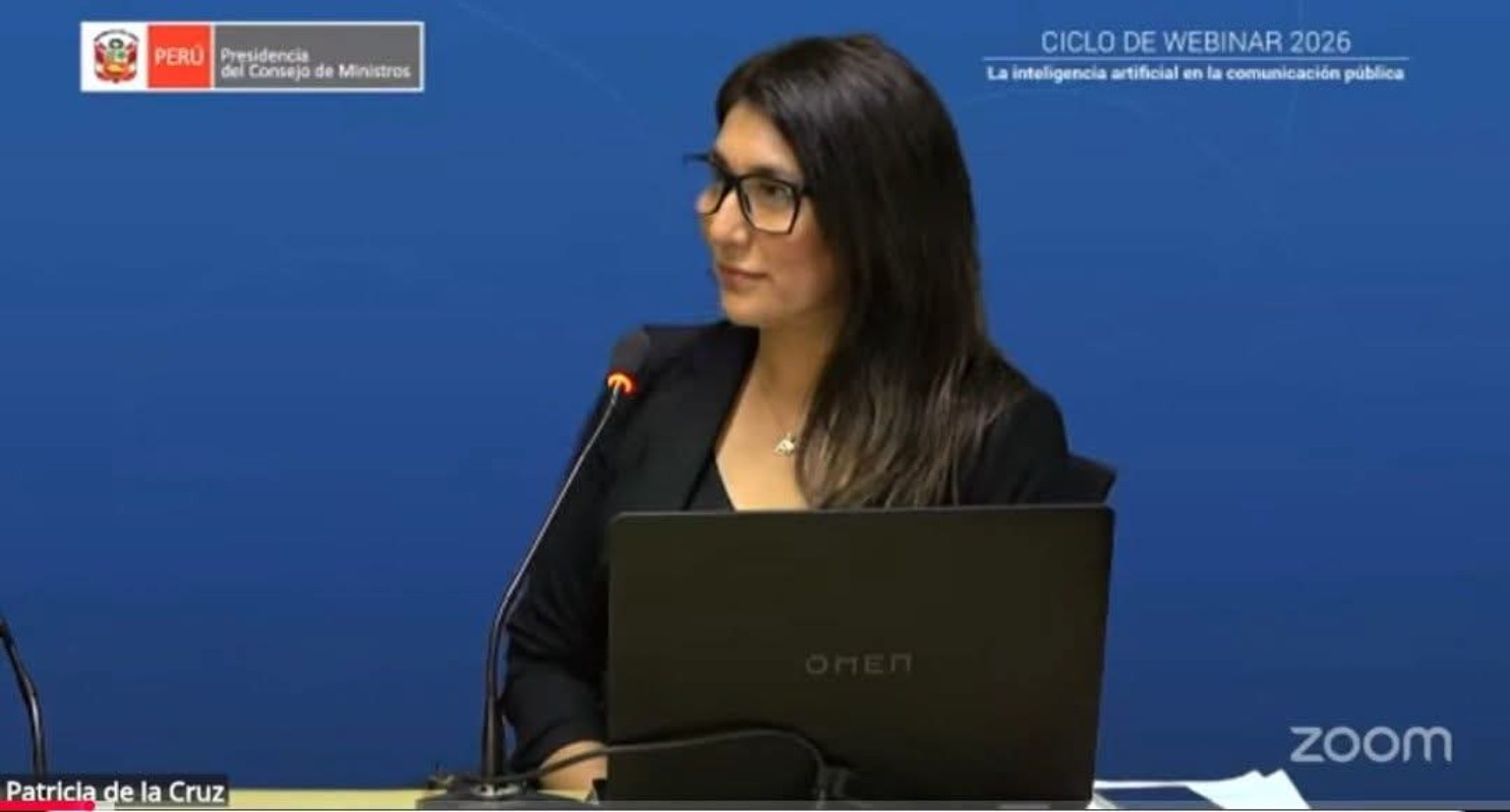 Patricia De La Cruz durante una ponencia sobre inteligencia artificial en la comunicación pública